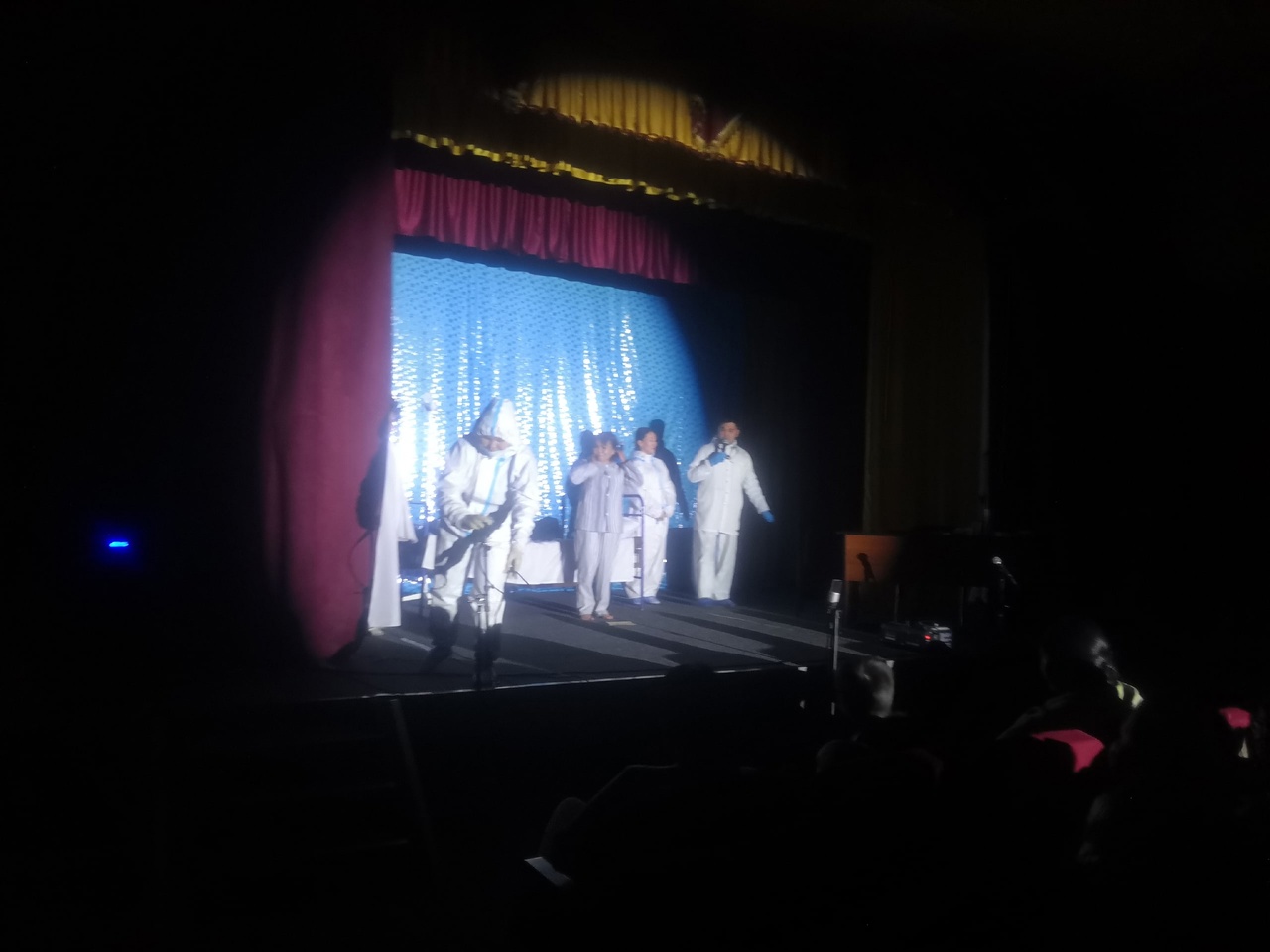 Сегодня на сцене сельского дома культуры с. Межегей работники культуры показали спектакль "Эмчилерге могейиг"